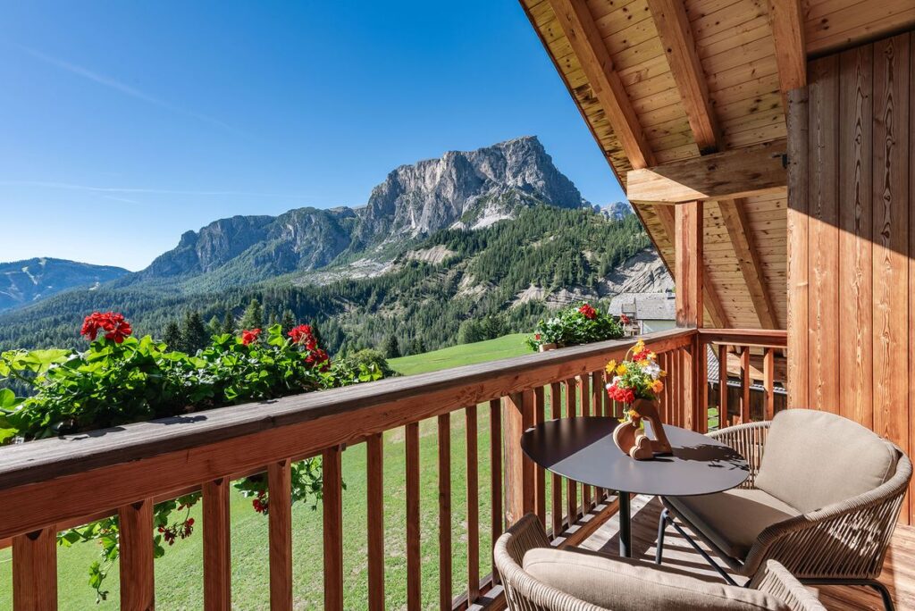 Ferienwohnung La Crusc – Balkon mit Bergblick