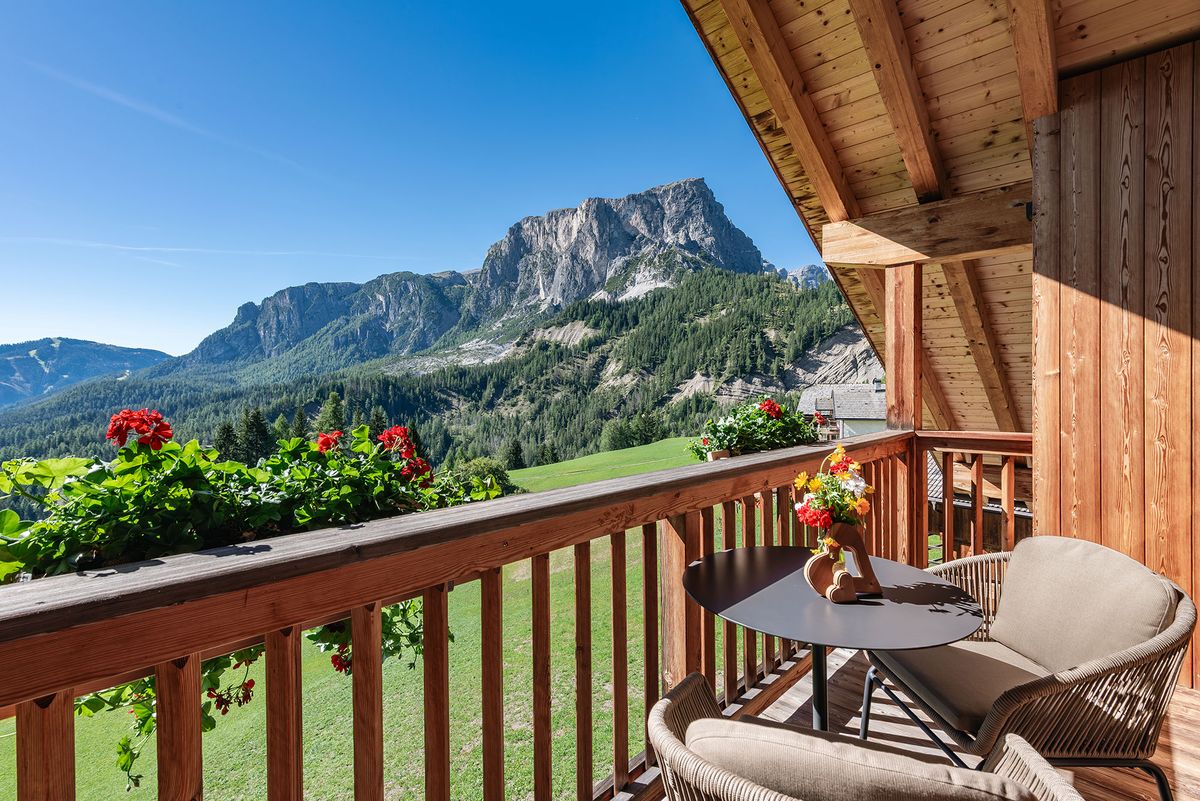 Ferienwohnung La Crusc – Balkon mit Bergblick