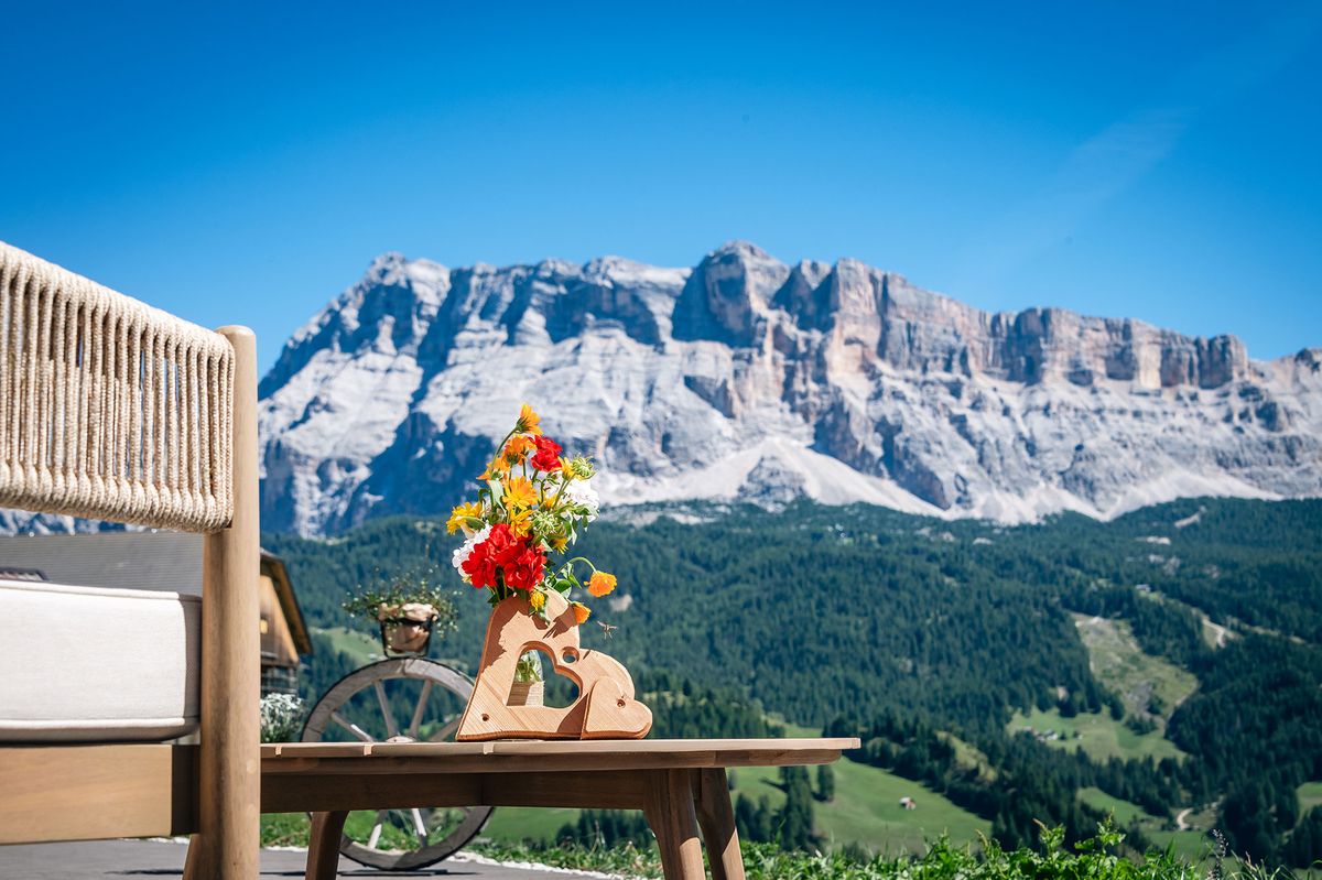 Ferienwohnung Sas Nü – Terrasse am Hof mit Bergblick