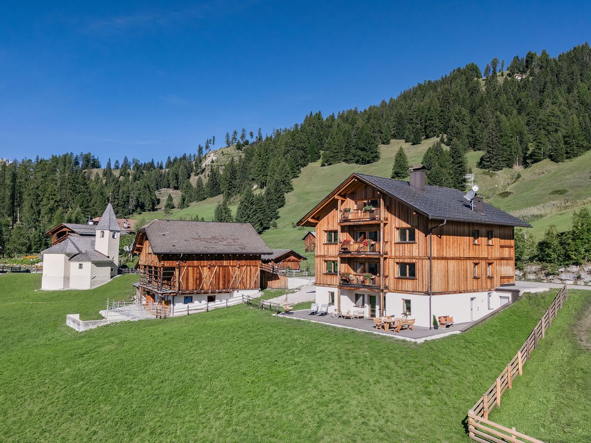 Luftaufnahme des Bergbauernhofs Odlada mit der Kapelle von Pescoll