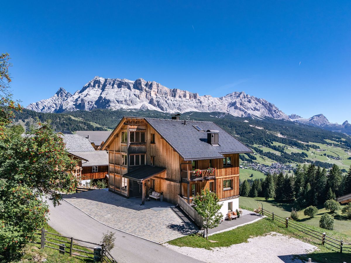 Das Holzhaus von Odlada in Pescoll vor der Kreuzkofelgruppe, Alta Badia