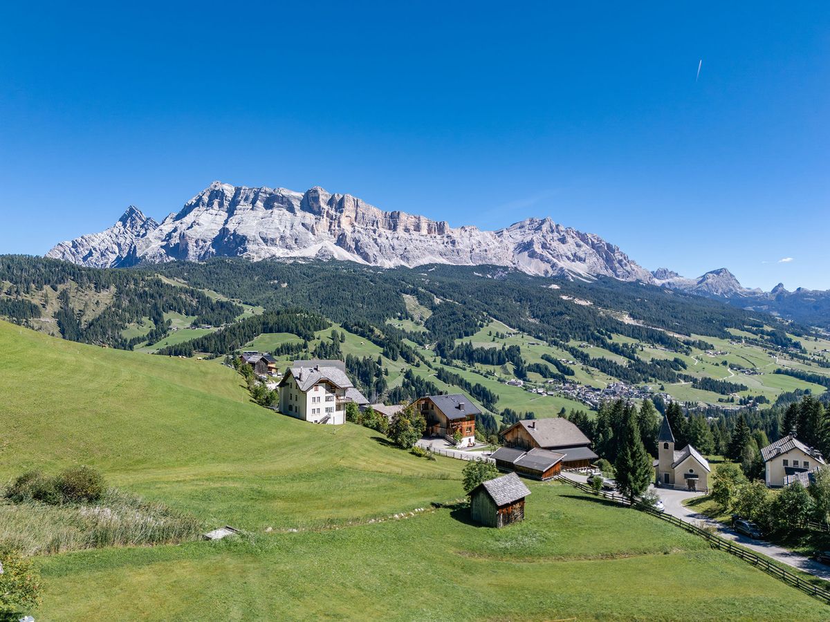 Pescoll mit Wiesen und Häusern oberhalb von Badia
